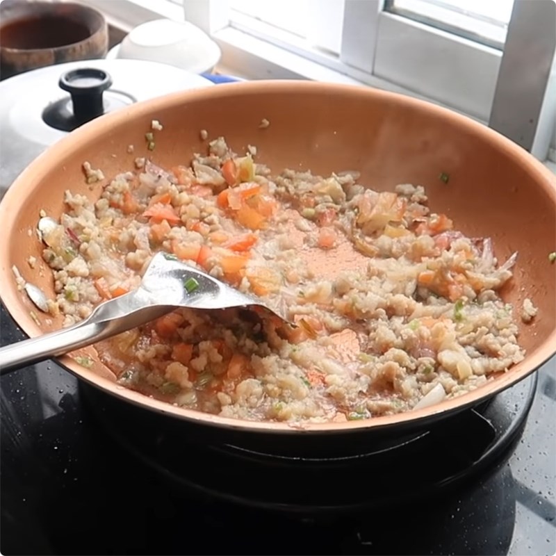Step 2 Prepare, marinate and stir-fry the pork belly with fish sauce and eggs