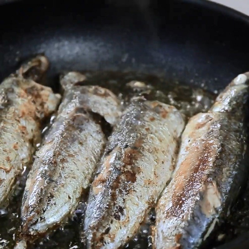 Step 2 Prepare and fry the mackerel for Da Nang mackerel noodle soup