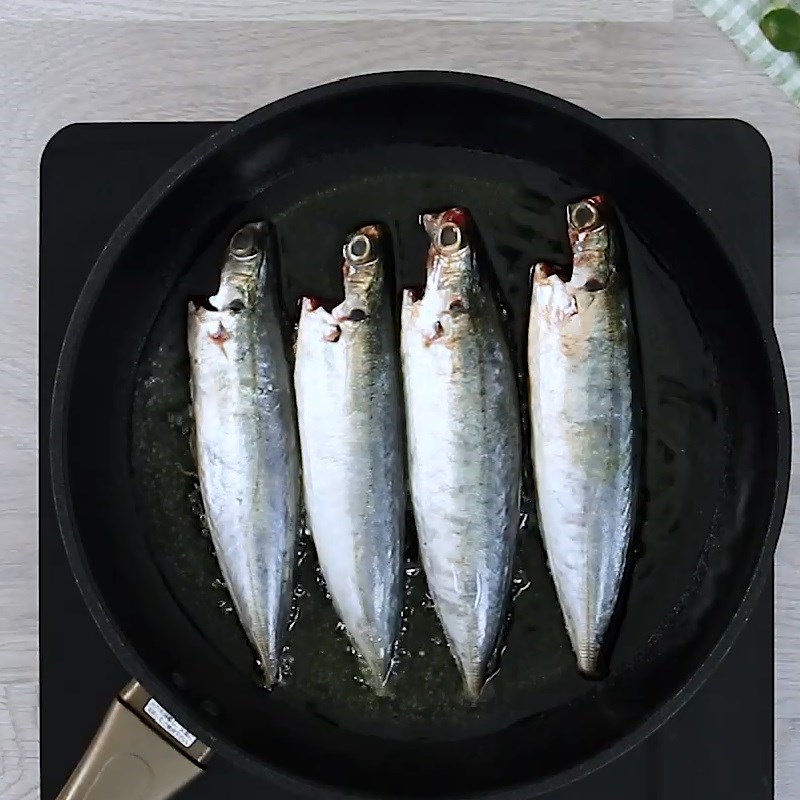 Step 2 Prepare and fry the mackerel for Da Nang mackerel noodle soup