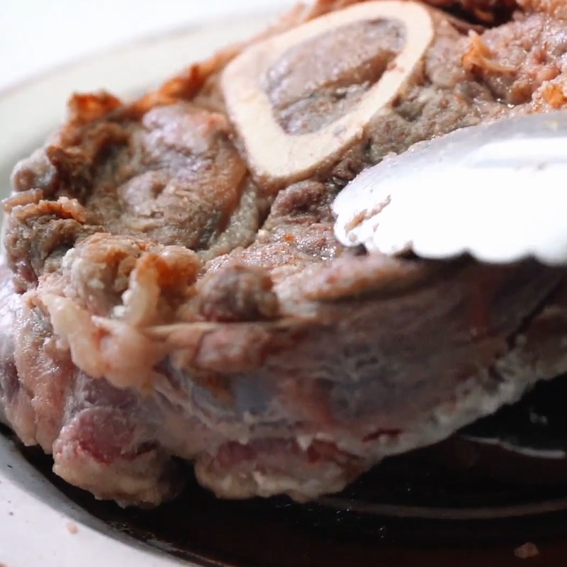 Step 2 Prepare and fry the veal shank Italian-style