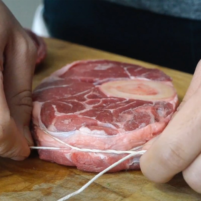 Step 2 Prepare and fry the veal for Italian style stewed pork knuckle