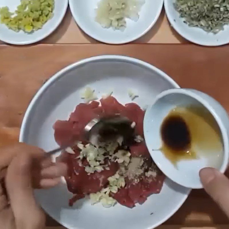 Step 3 Preparing and rolling beef for mixed grill hotpot