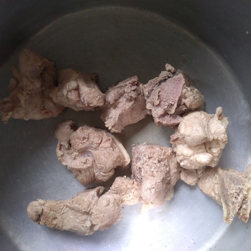Step 2 Prepare and simmer the bones for taro soup