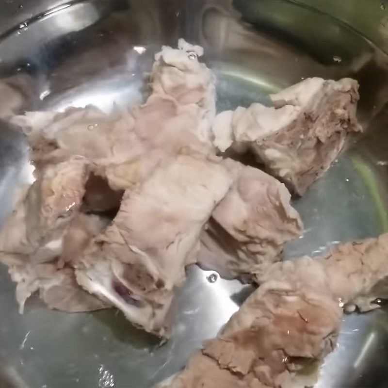 Step 1 Prepare and simmer the bones for sour snakehead fish hot pot
