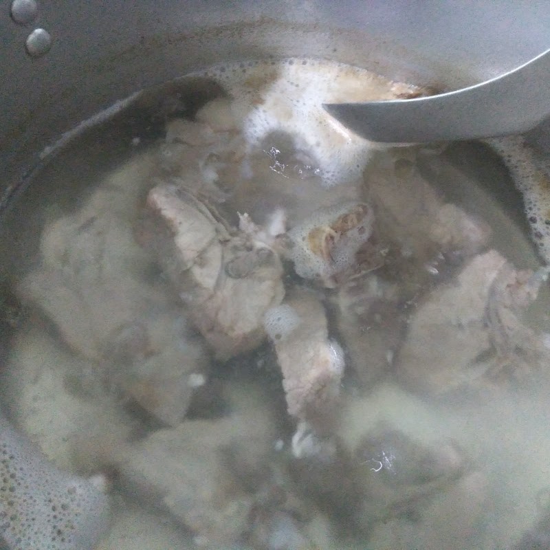 Step 2 Prepare and simmer the bones for taro soup