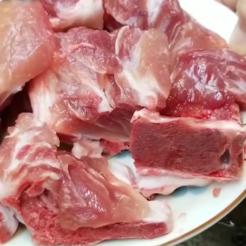 Step 1 Prepare and simmer the bones for sour snakehead fish hot pot