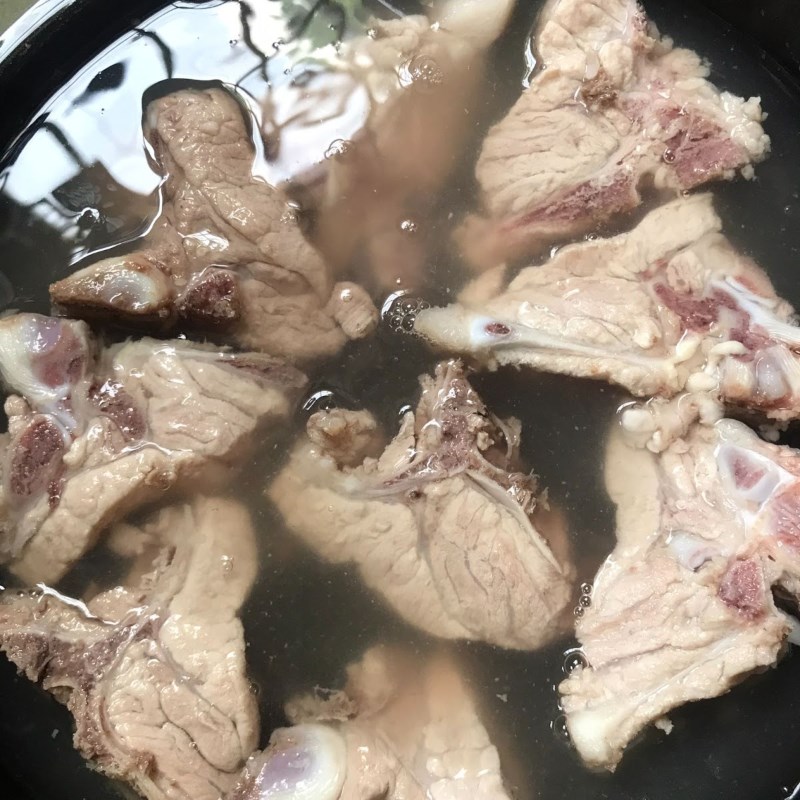 Step 2 Prepare and simmer the bones for taro soup