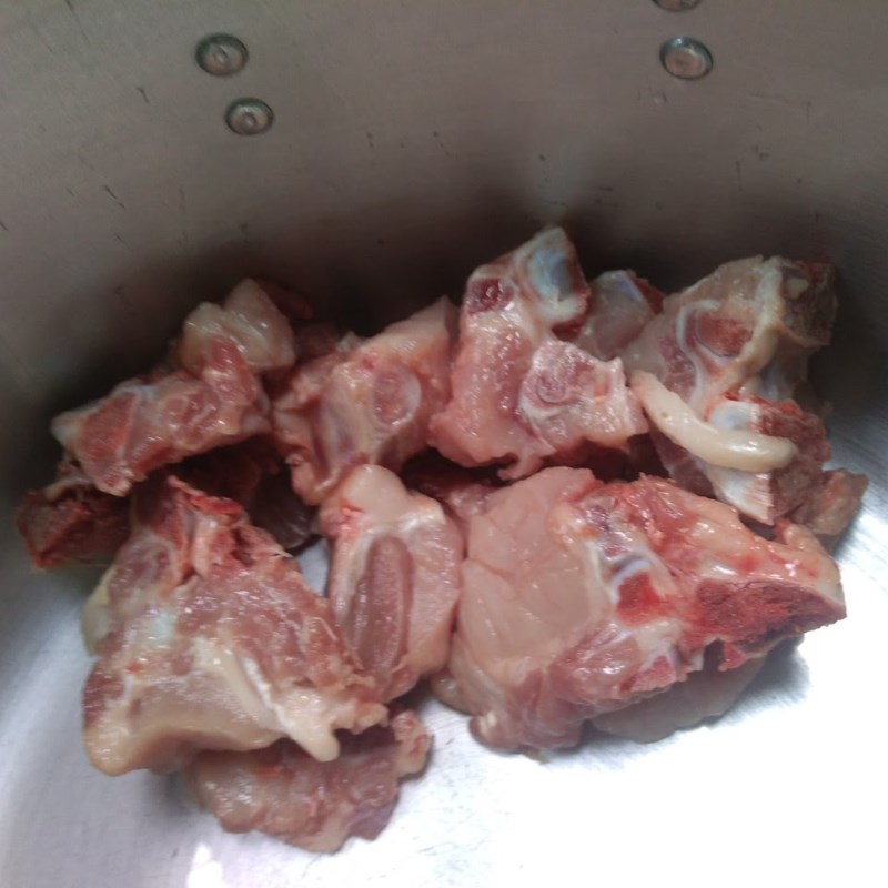 Step 2 Prepare and simmer the bones for taro soup