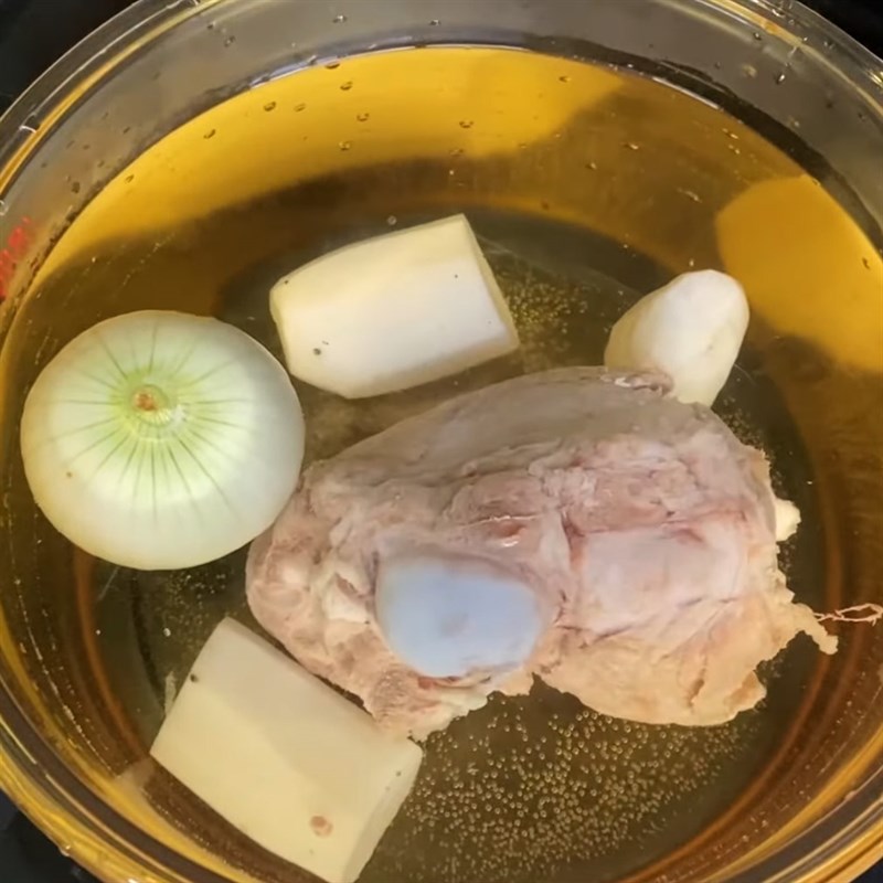 Step 1 Prepare and simmer pork bone
