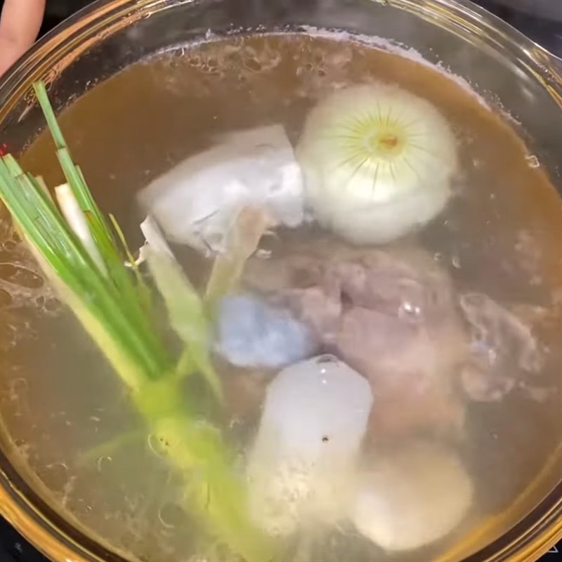 Step 1 Prepare and simmer pork bone