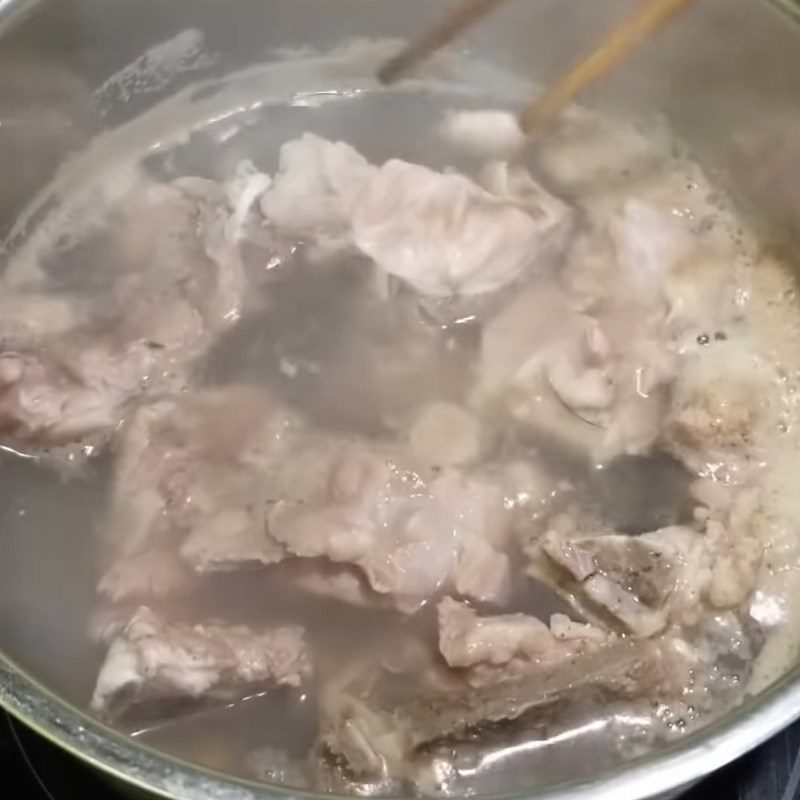 Step 1 Prepare and simmer the bones for sour snakehead fish hot pot