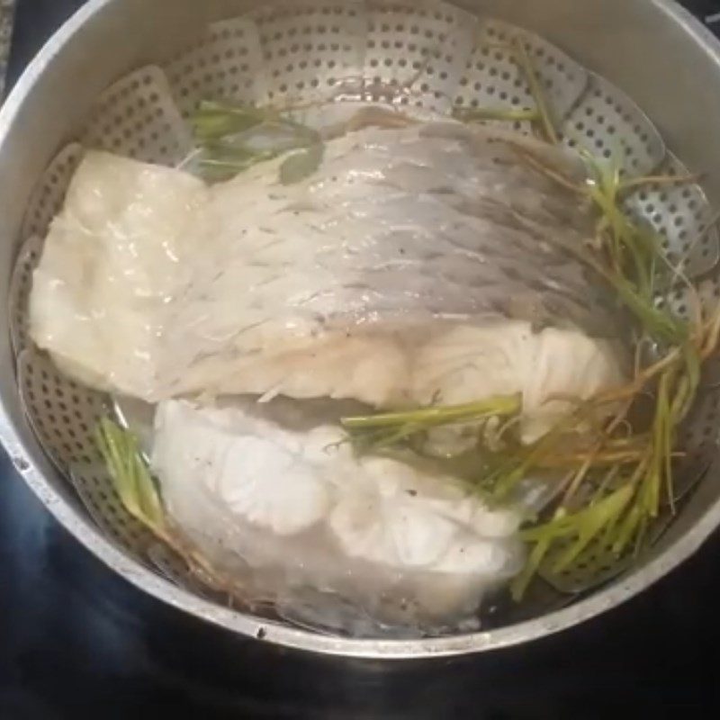 Step 2 Preparation and steaming fish Fish porridge with carp and mung beans