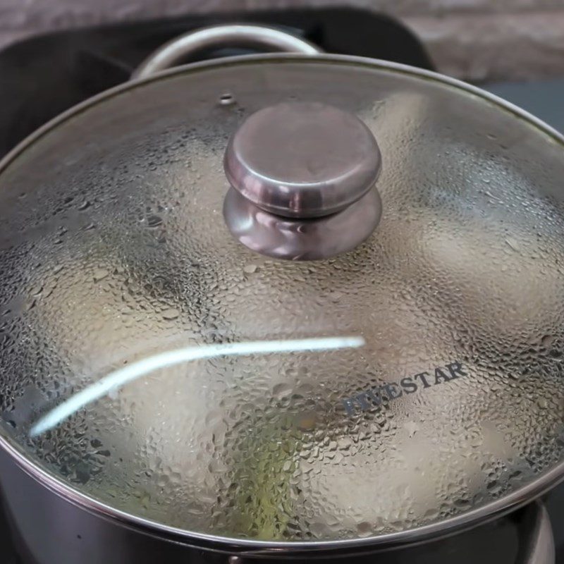 Step 1 Prepare and steam chicken breast for dried chicken using the oven