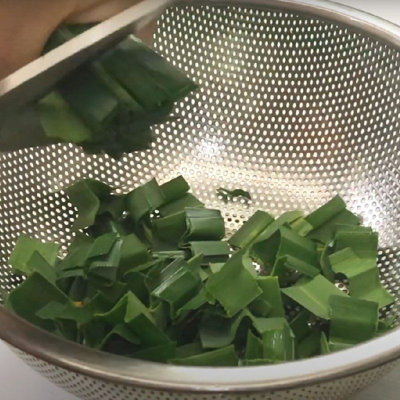 Step 2 Prepare and filter pandan leaf water Coconut water chia seed pandan leaf