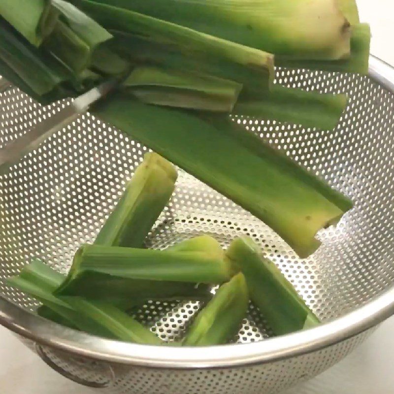 Step 2 Prepare and filter pandan leaf water Coconut water chia seed pandan leaf
