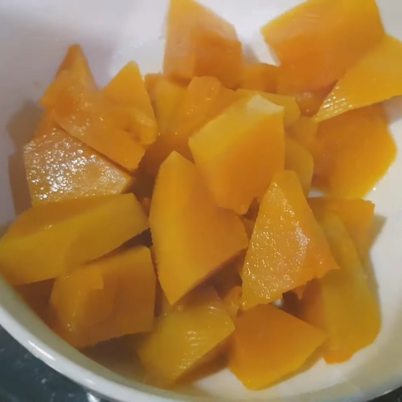 Step 1 Prepare and boil pumpkin The pumpkin pearls made from rice flour