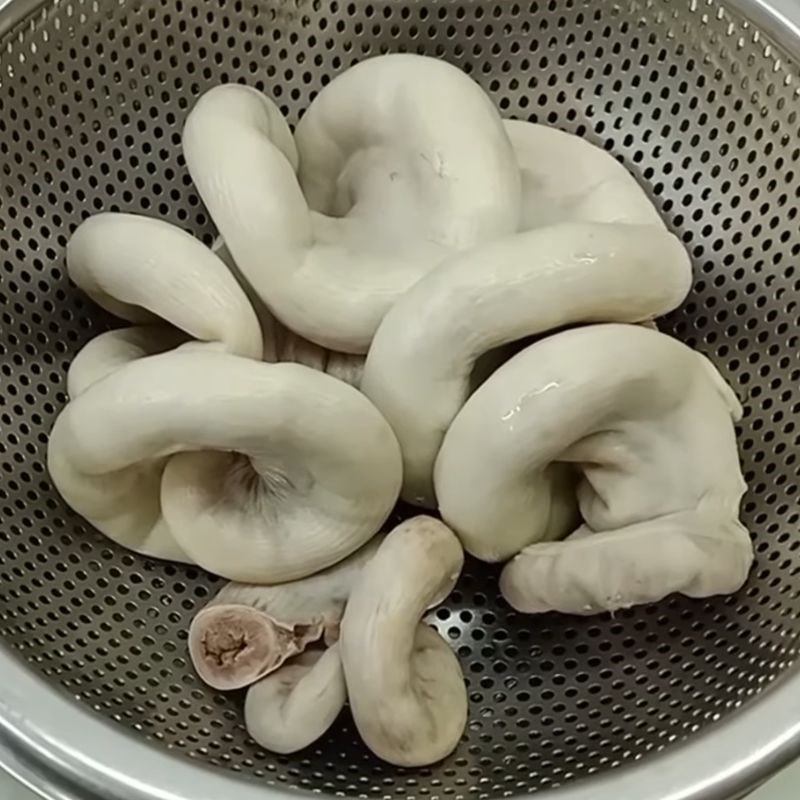 Step 1 Prepare and boil the sausage Ginger Steamed Sausage