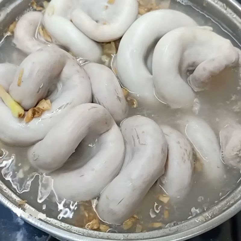 Step 1 Prepare and boil the sausage Ginger Steamed Sausage