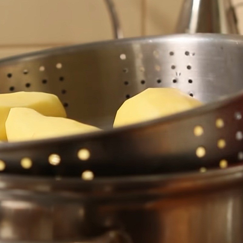 Step 1 Prepare and steam the potatoes Cheesy Mashed Potatoes
