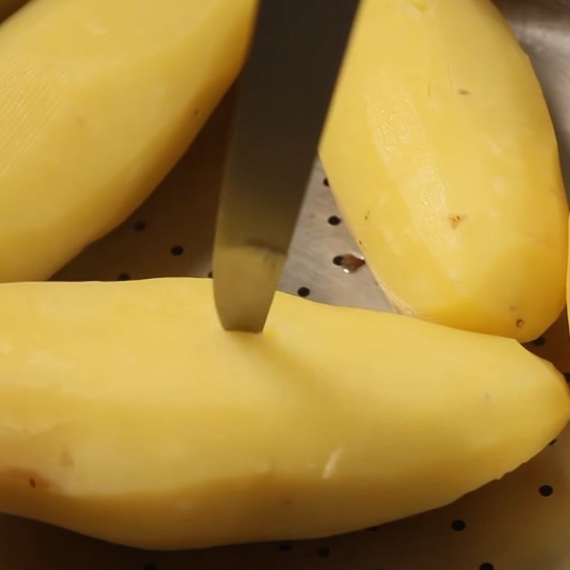 Step 1 Prepare and steam the potatoes Cheesy Mashed Potatoes