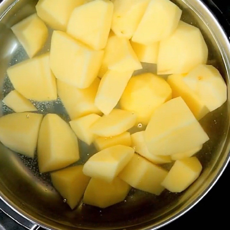 Step 1 Prepare and boil potatoes Mashed potatoes baked with chicken
