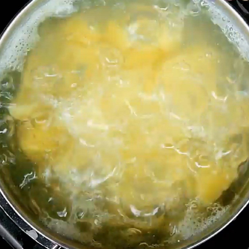 Step 1 Prepare and boil potatoes Mashed potatoes baked with chicken