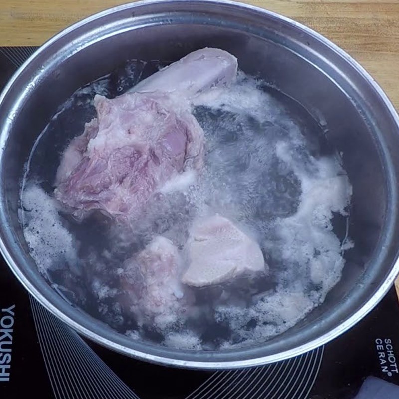 Step 2 Prepare and boil pig intestines for Pork Intestine Noodle Soup