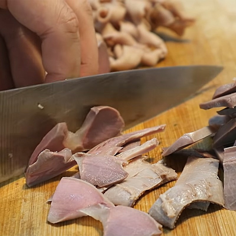 Step 1 Prepare and boil duck intestines Sour bamboo shoots stir-fried with duck intestines