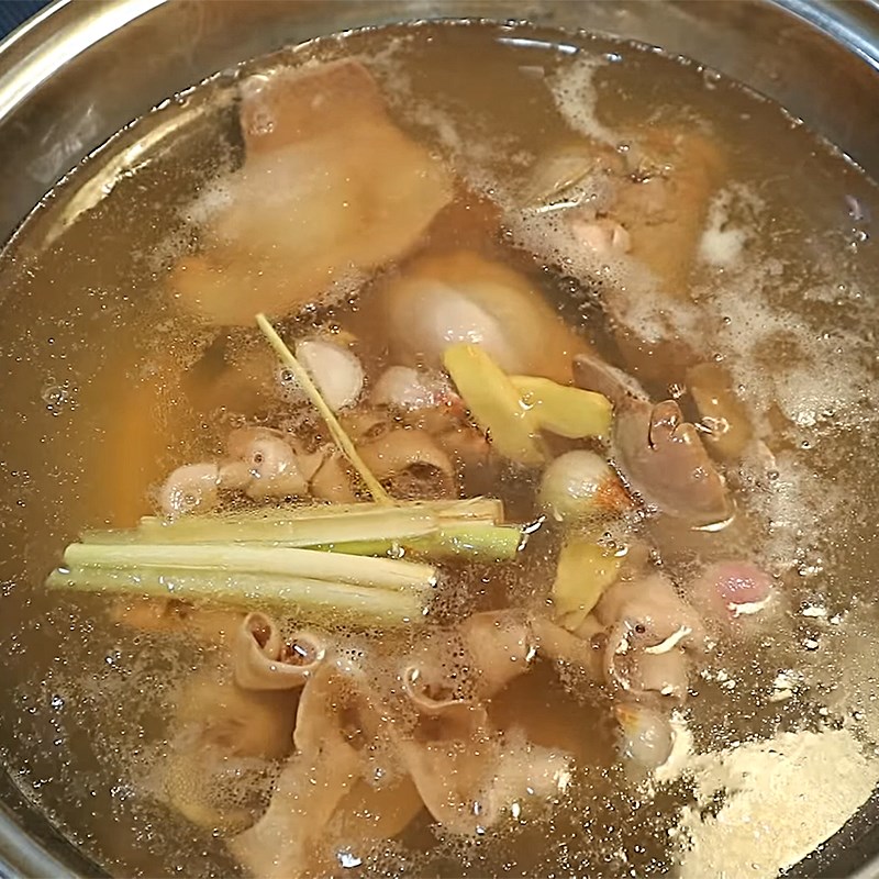 Step 1 Prepare and boil duck intestines Sour bamboo shoots stir-fried with duck intestines