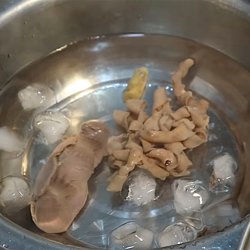 Step 1 Prepare and boil duck intestines Sour bamboo shoots stir-fried with duck intestines