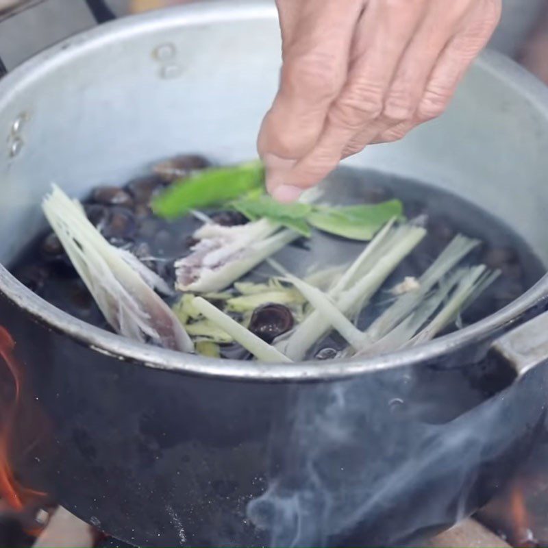 Step 1 Prepare and boil snails Grilled snail with banana leaves