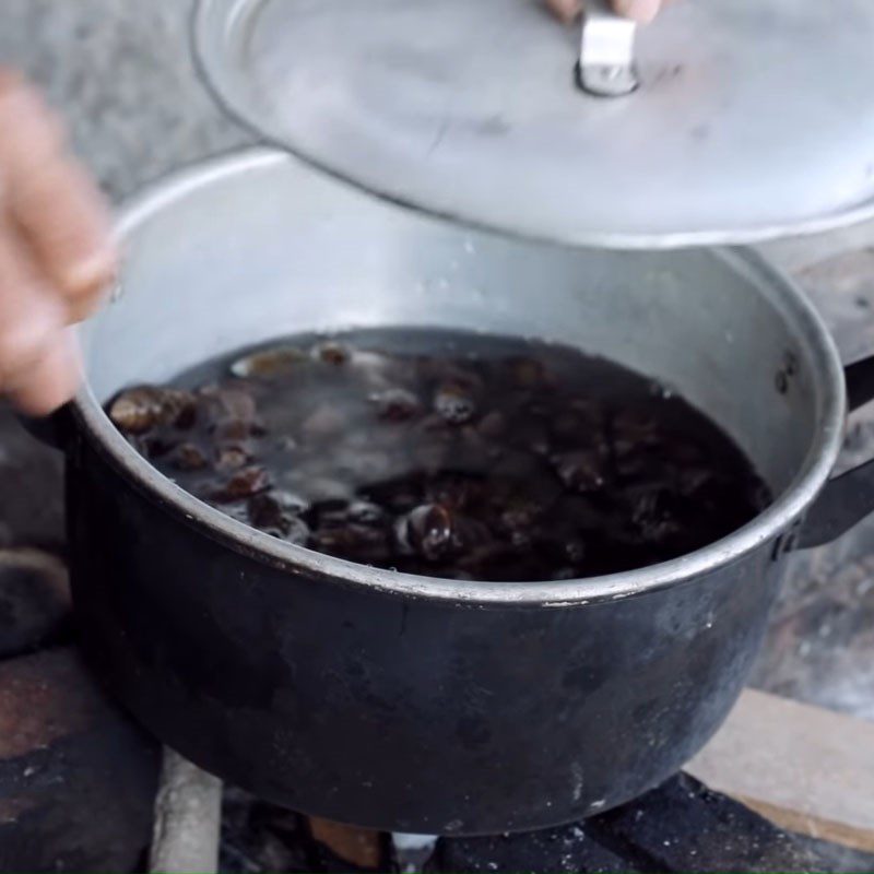 Step 1 Prepare and boil snails for Grilled Snail Cake