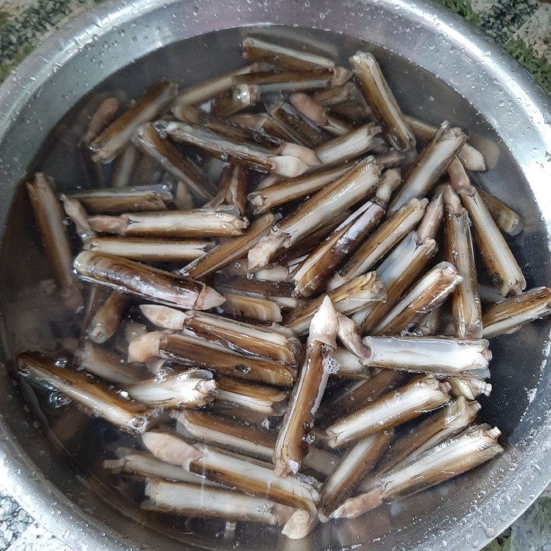 Step 1 Prepare and boil razor clams Stir-fried razor clams with garlic