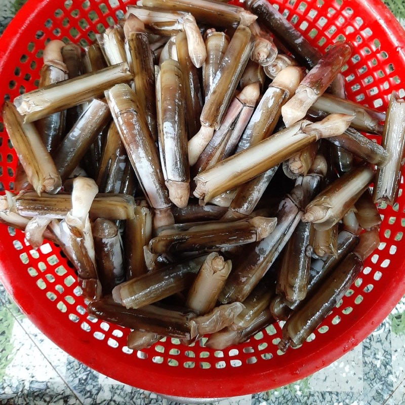 Step 1 Prepare and boil razor clams Stir-fried razor clams with garlic
