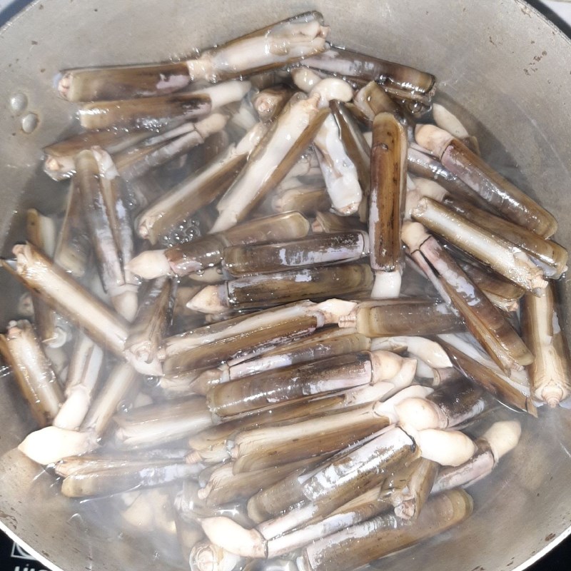 Step 1 Prepare and boil razor clams Stir-fried razor clams with garlic
