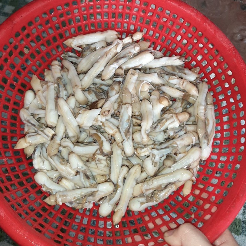 Step 1 Prepare and boil razor clams Stir-fried razor clams with garlic