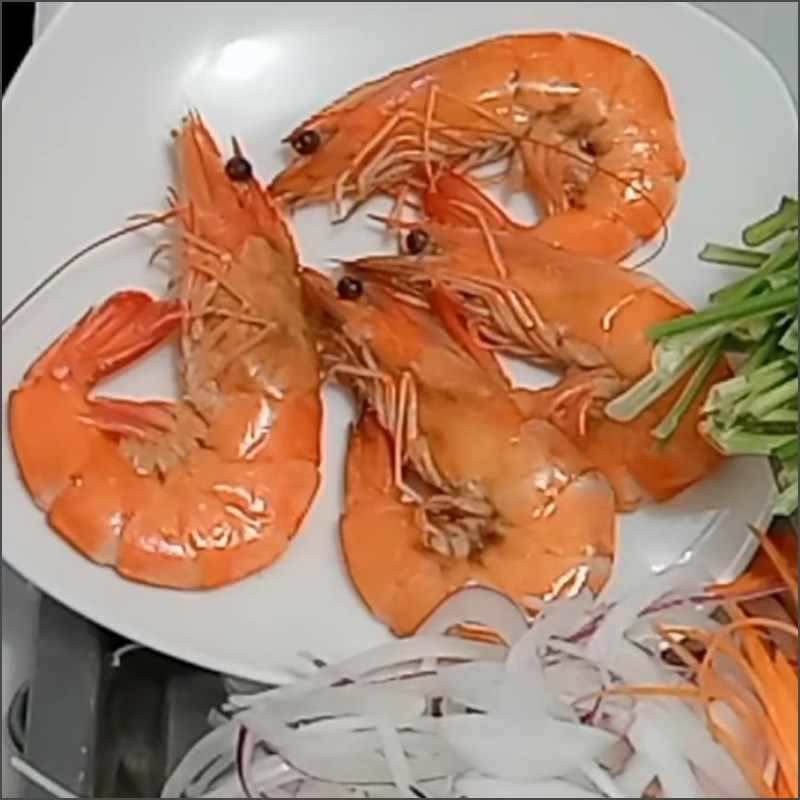 Step 1 Prepare and boil the shrimp for Spicy Sour Celery Shrimp Salad