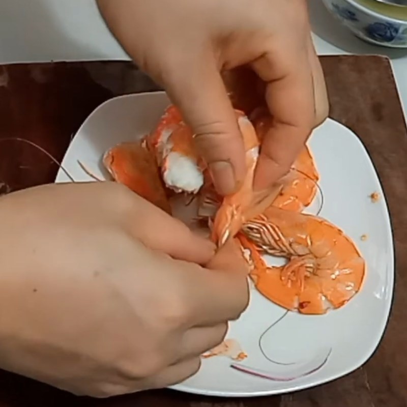 Step 1 Prepare and boil the shrimp for Spicy Sour Celery Shrimp Salad