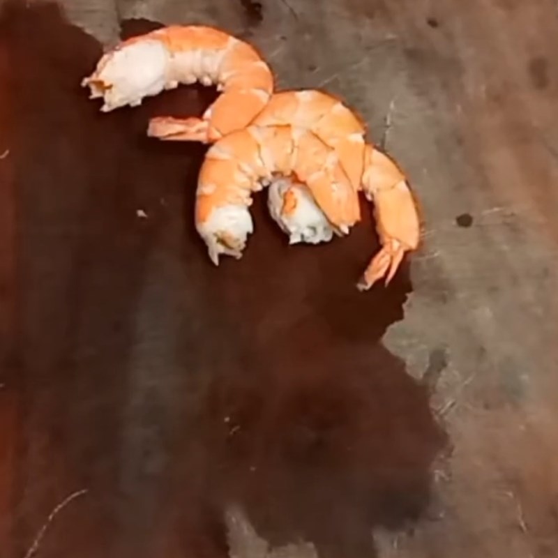 Step 1 Prepare and boil the shrimp for Spicy Sour Celery Shrimp Salad