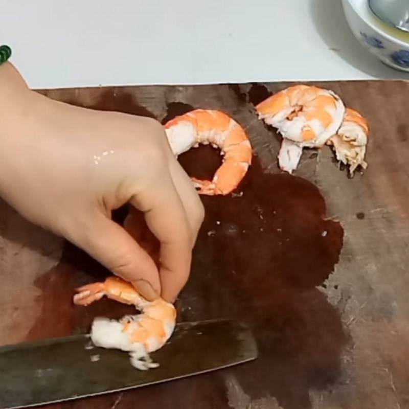 Step 1 Prepare and boil the shrimp for Spicy Sour Celery Shrimp Salad