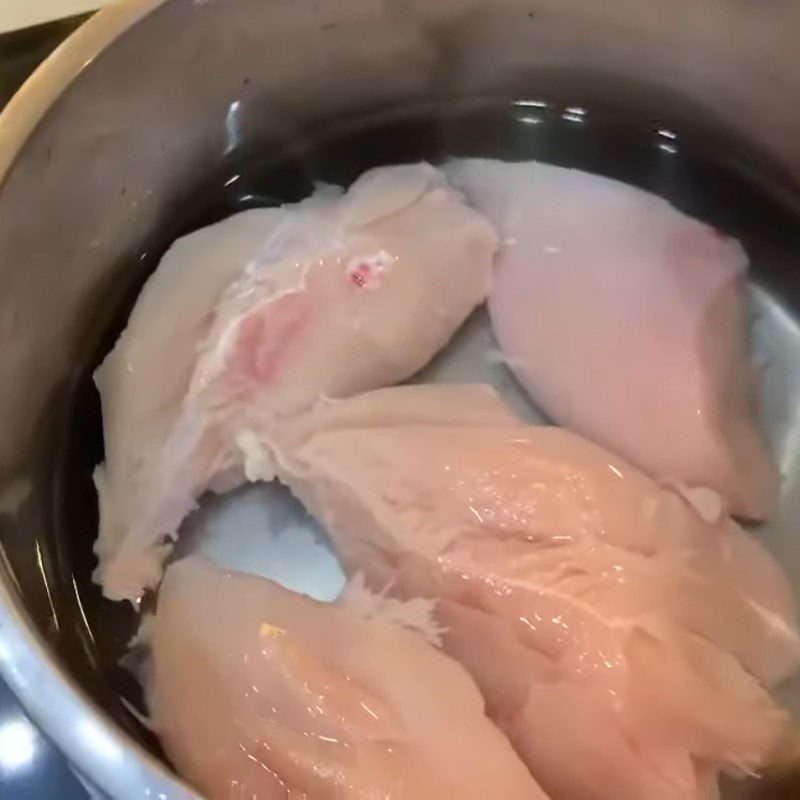 Step 1 Prepare and boil the chicken breast for boiled chicken breast smoothie