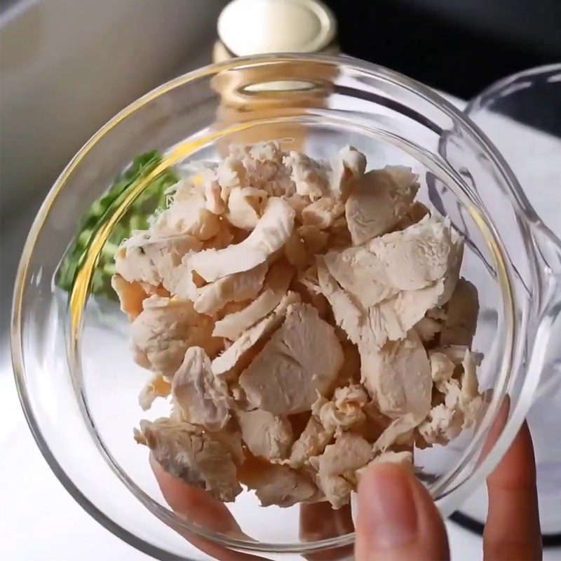 Step 1 Prepare and boil the chicken breast for boiled chicken breast smoothie