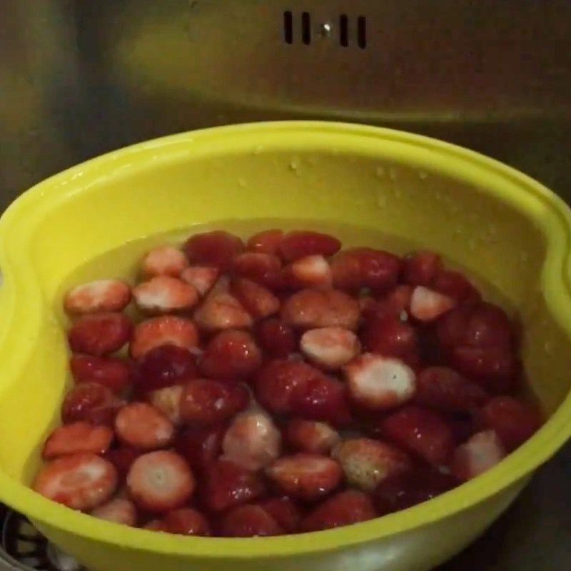 Step 1 Prepare and wash strawberries Sugar-soaked Strawberries