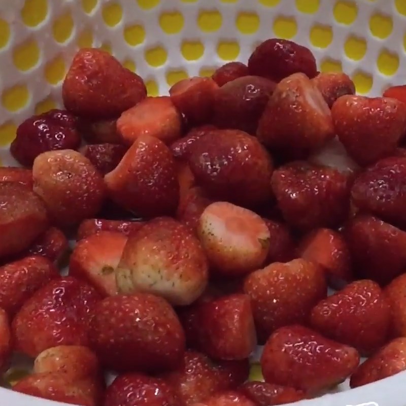Step 1 Prepare and wash strawberries Sugar-soaked Strawberries