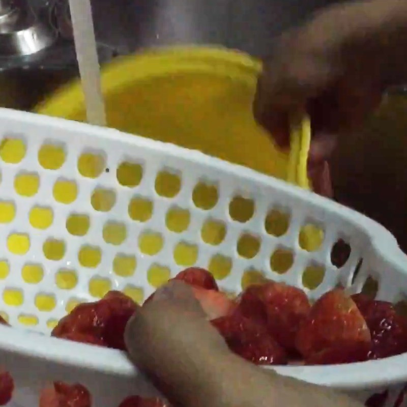 Step 1 Prepare and wash strawberries Sugar-soaked Strawberries