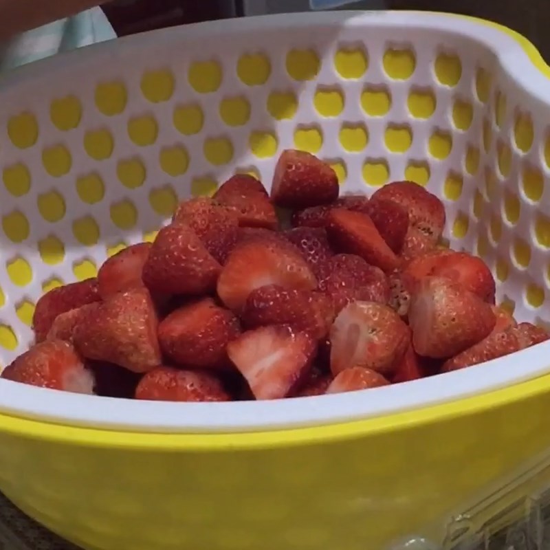 Step 1 Prepare and wash strawberries Sugar-soaked Strawberries