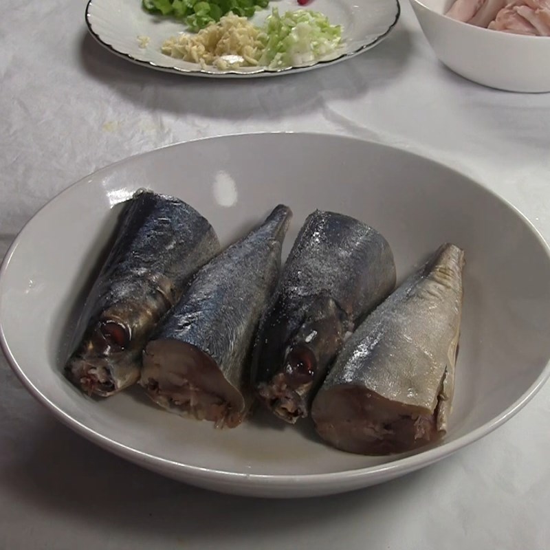 Step 2 Prepare and marinate the fish for mackerel braised with pork belly
