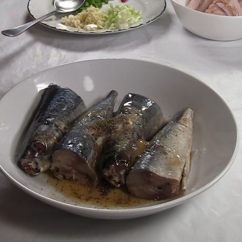 Step 2 Prepare and marinate the fish for mackerel braised with pork belly