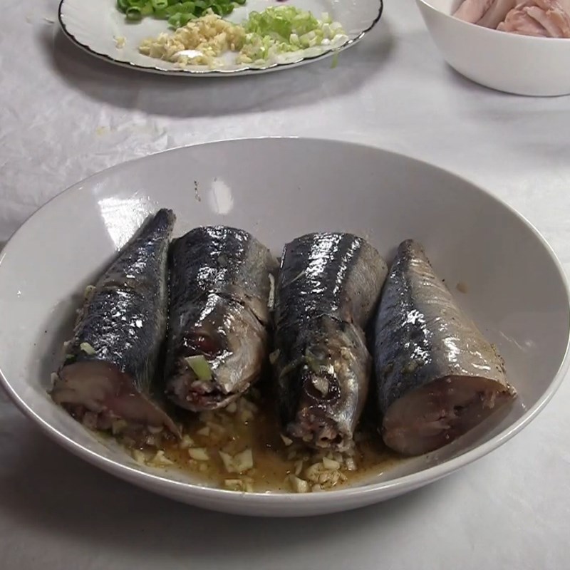 Step 2 Prepare and marinate the fish for mackerel braised with pork belly