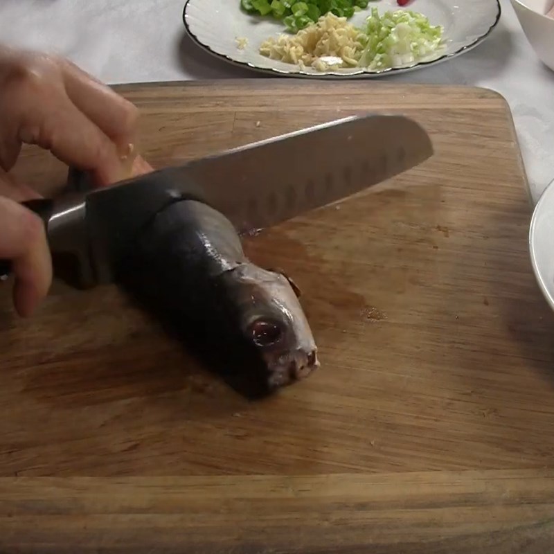 Step 2 Prepare and marinate the fish for mackerel braised with pork belly